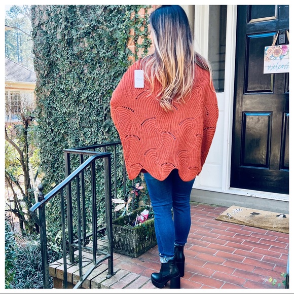 Made in Italy Chic Scallop Hem Loose Fit Sweater - Picture 4 of 6